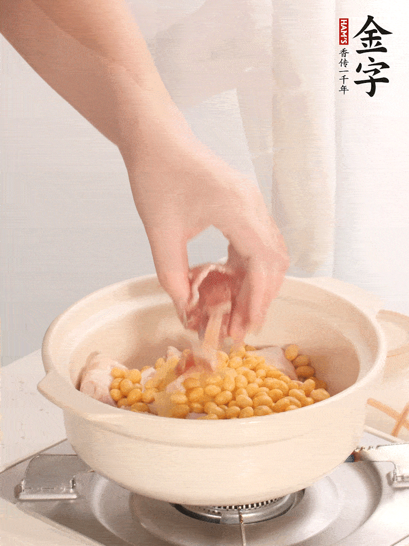 湯鍋放入豬蹄、姜片，加入黃豆、火腿，倒入足量的清水、適量料酒。