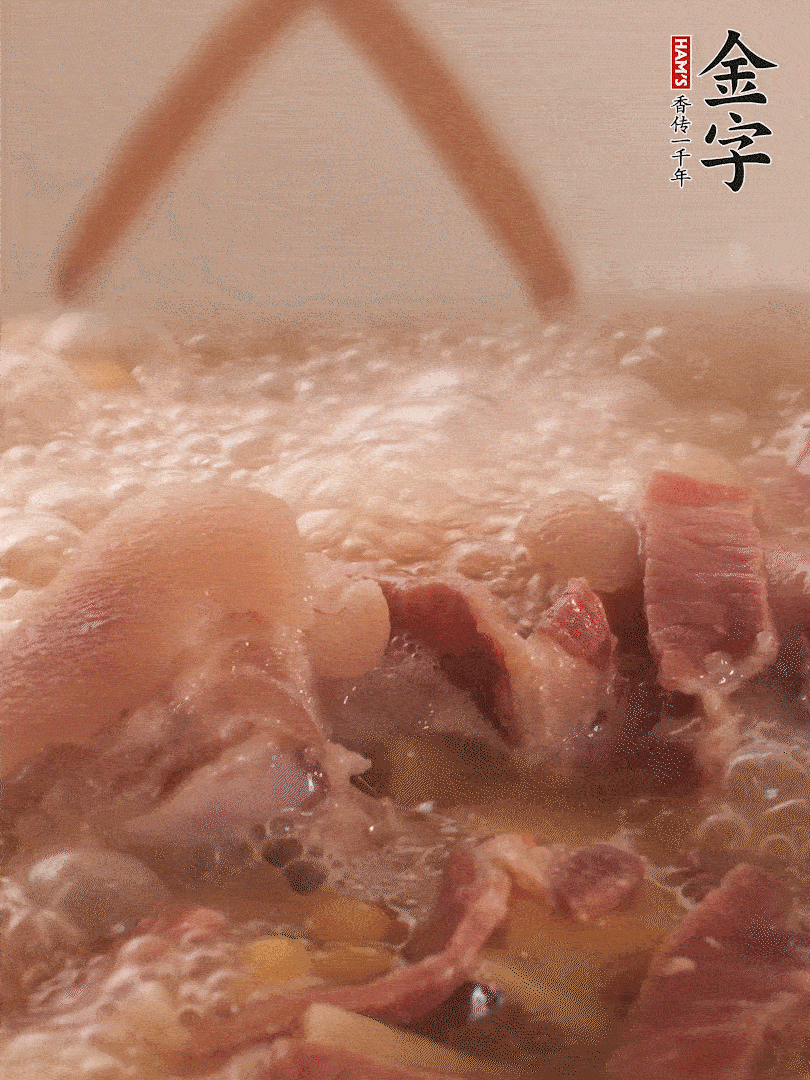 大火將水煮開(kāi)后，蓋上鍋蓋，轉(zhuǎn)小火慢燉1個(gè)半小時(shí)。