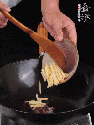 留少許余油，下姜絲、毛豆、火腿翻炒。