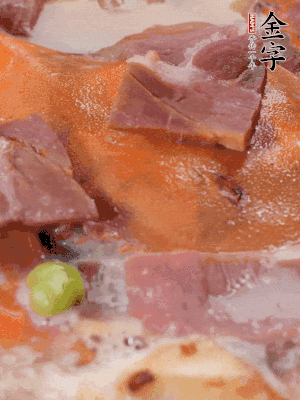 放適量料酒、清水煮到沸騰，再下蟹塊燜煮8分鐘。