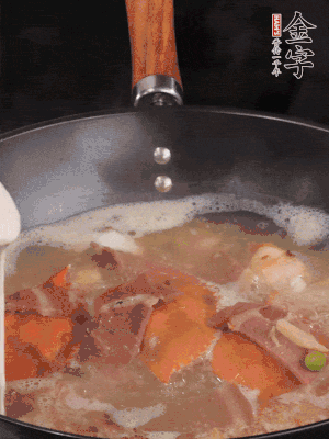 最后用面糊勾芡，燒至收汁，出鍋前撒點(diǎn)蔥段。