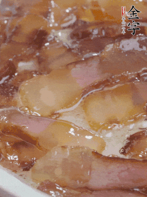 油5成熱，醬油肉煸香。