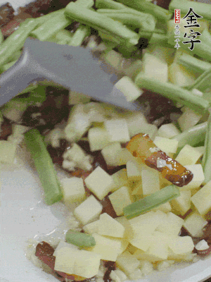 下蒜末、豆角、土豆塊翻炒。