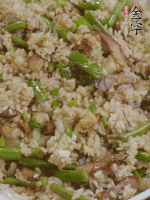 淋一點(diǎn)生抽、蠔油，撒蔥花。