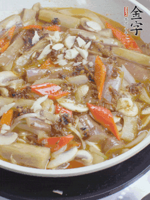 撒蒜末、香菜末。