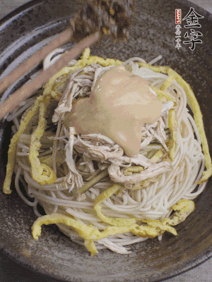 生抽1勺、醋1勺、芝麻醬1勺、金字火腿大師醬1勺。