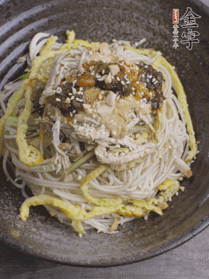 撒上花生碎、白芝麻、蔥花。