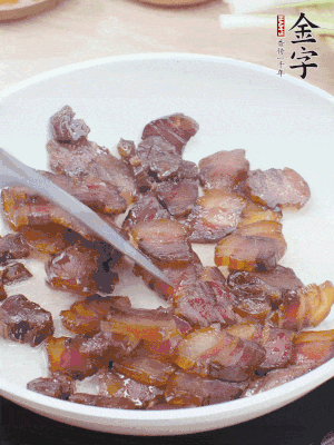 熱鍋少油，醬油肉煸出油脂，盛出。