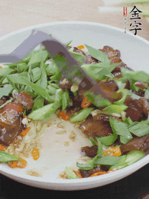 倒蒜葉翻炒均勻。