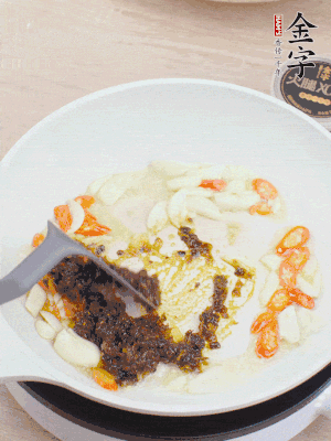 豬油下鍋，爆香蒜片、金字火腿XO醬。