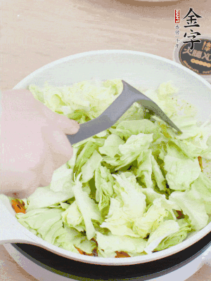下卷心菜翻炒。