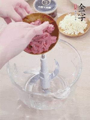 江南野筍干浸泡至軟；豬五花肉切薄片；腐皮改刀切成長(zhǎng)方形。