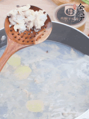 沸水下花蛤肉、姜片、料酒焯水。