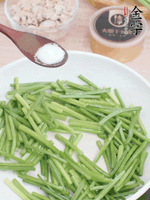 起鍋熱油，下韭菜苔炒至變色。加少許鹽。