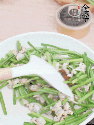 再下花蛤肉、1勺金字火腿干貝醬翻炒攪勻。