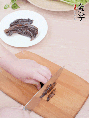 金字醬油肉下鍋煮10分鐘，切薄片。