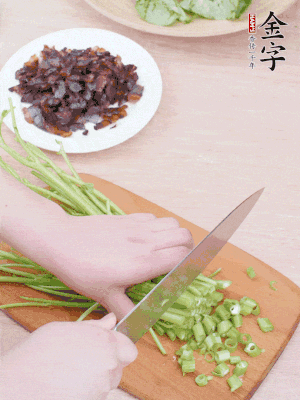 空心菜摘掉葉子，菜梗切成丁。