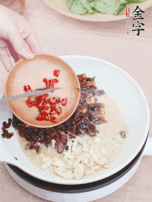 爆香蒜末、小米辣。