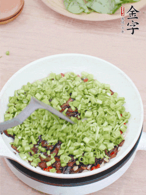 下菜梗翻炒，混合醬油肉。