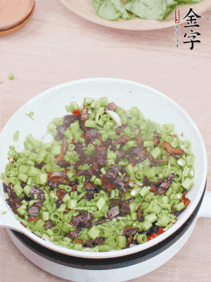 1勺生抽、1勺蠔油、1點點白糖調(diào)味。