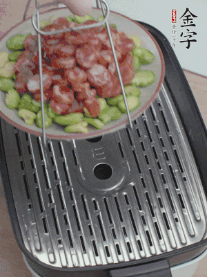 蠶豆鋪底，香腸鋪上，上鍋蒸15分鐘。