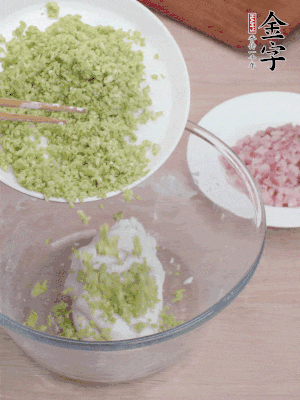 糯米粉邊揉邊加水，成團后揉進蠶豆、咸肉。