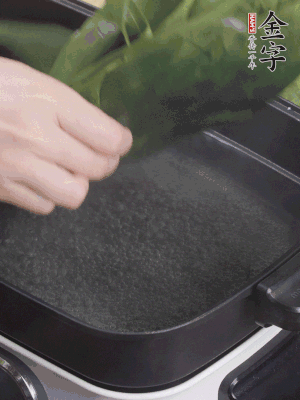 粽葉入沸水煮1分鐘，翻面再煮1分鐘，清洗干凈加水浸泡。