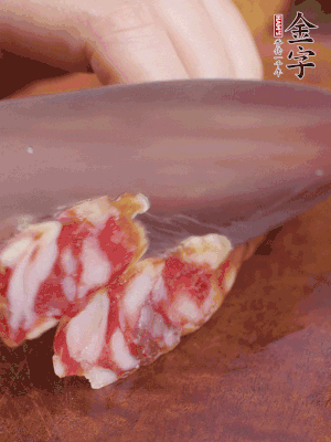 金字香腸斜切成大片。