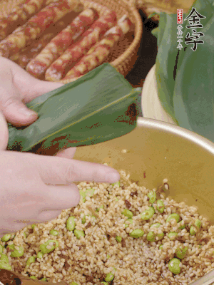 粽葉往下折，完全蓋住，兩側(cè)捏緊。