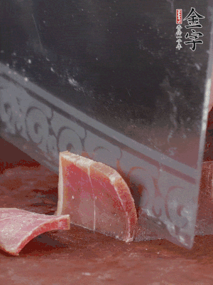 取金字火腿塊150g，切成薄片。生姜切片。