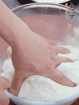 新鮮豬肚以面粉擦洗抓勻。