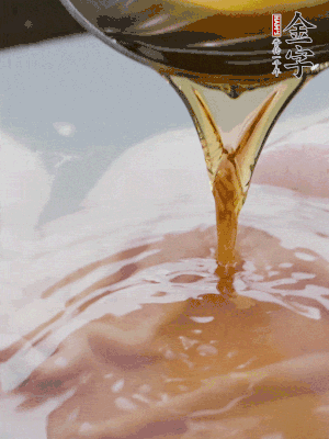 洗凈后冷水下鍋，加黃酒焯水。