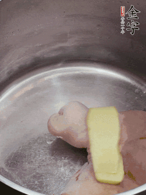 撈出洗凈后，加蔥姜、黃酒二遍焯水。