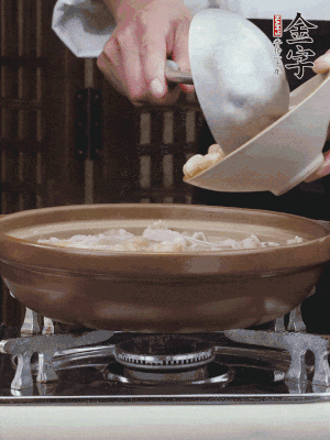 燜煮30分鐘，下花生、紅棗煮5分鐘。（花生提前預(yù)煮15分鐘）