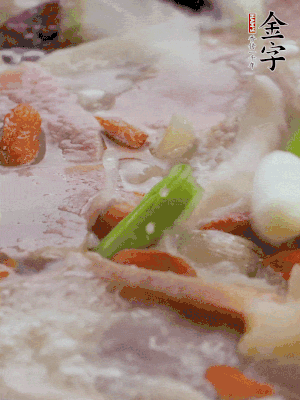 最后下枸杞、蒜白。