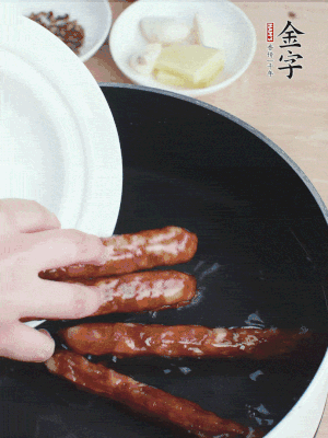 金字香腸水煮15分鐘，撈出切薄片。