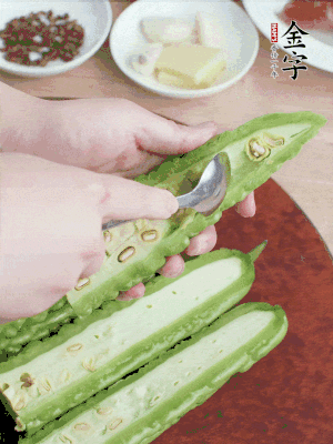 苦瓜去籽切薄片，一點(diǎn)鹽拌勻，10分鐘后沖洗控干。香蔥切蔥花、姜切末、蒜拍碎、干辣椒切圈。