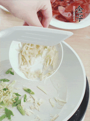 油4成熱，下蔥姜蒜、干辣椒、花椒煸出香味。