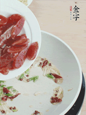 放香腸、苦瓜快速翻炒。