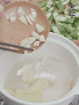 砂煲熱油，姜蒜、辣椒煸香。