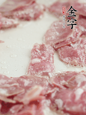 炒鍋熱油，下培根火腿煸炒。