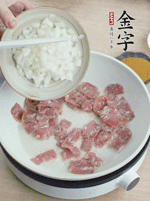 依次下洋蔥、紅菜椒、豌豆粒、玉米粒翻炒均勻。