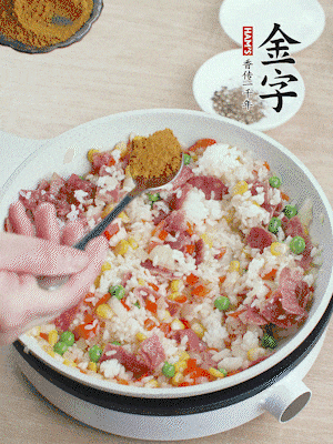 1勺咖喱粉、1/2勺鹽，少許黑胡椒碎炒均。