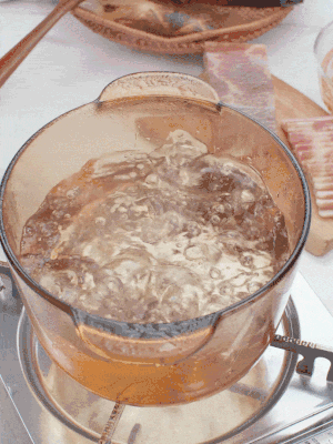 春筍切片焯水3分鐘，去除草酸澀味。