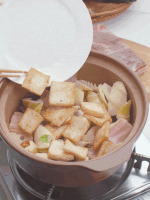 依次下春筍、豆腐，開水沒過食材。