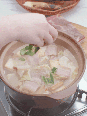 一小撮鹽、糖、雞精調(diào)味，最后撒點(diǎn)蒜葉點(diǎn)綴。