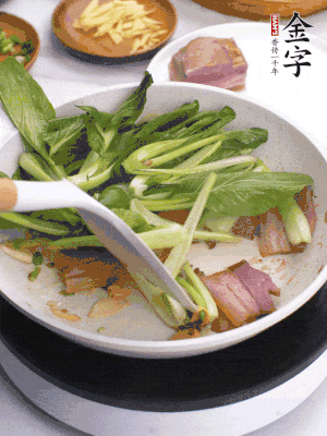 下小青菜翻炒，菜梆子變軟時，撒一點鹽、雞精調(diào)味。