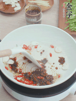 熱鍋涼油，姜蒜、辣椒、金字火腿xo醬炒香。