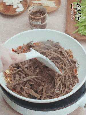 下茶樹菇煸炒4分鐘。