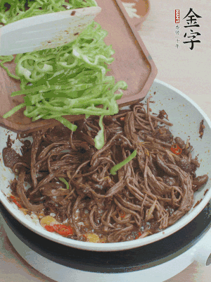 水分煸干，下青椒絲快炒1分鐘。